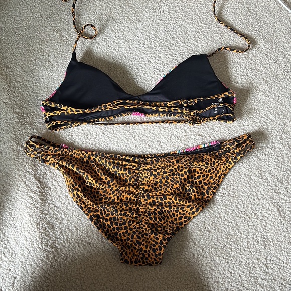 Large Volcom Bikini - Picture 2 of 3